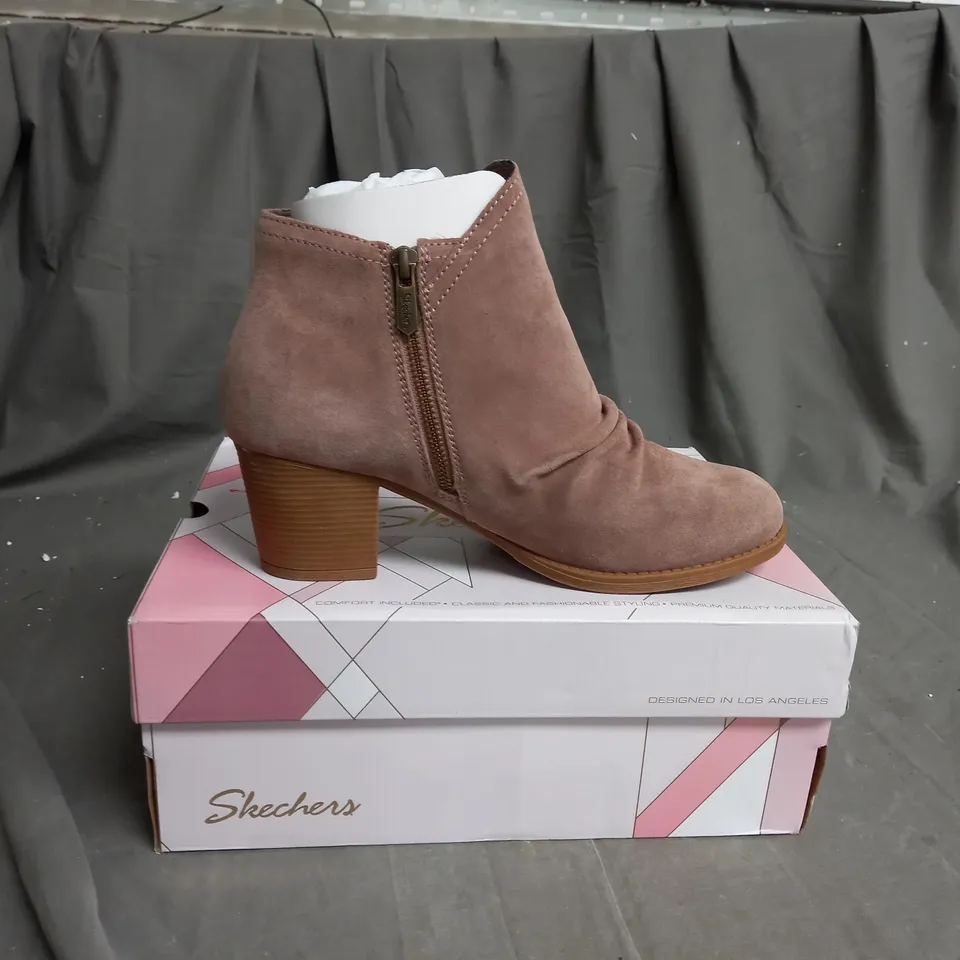 BOXED SKECHERS BIEGE HEELED ZIPPED BOOTS SIZE 7