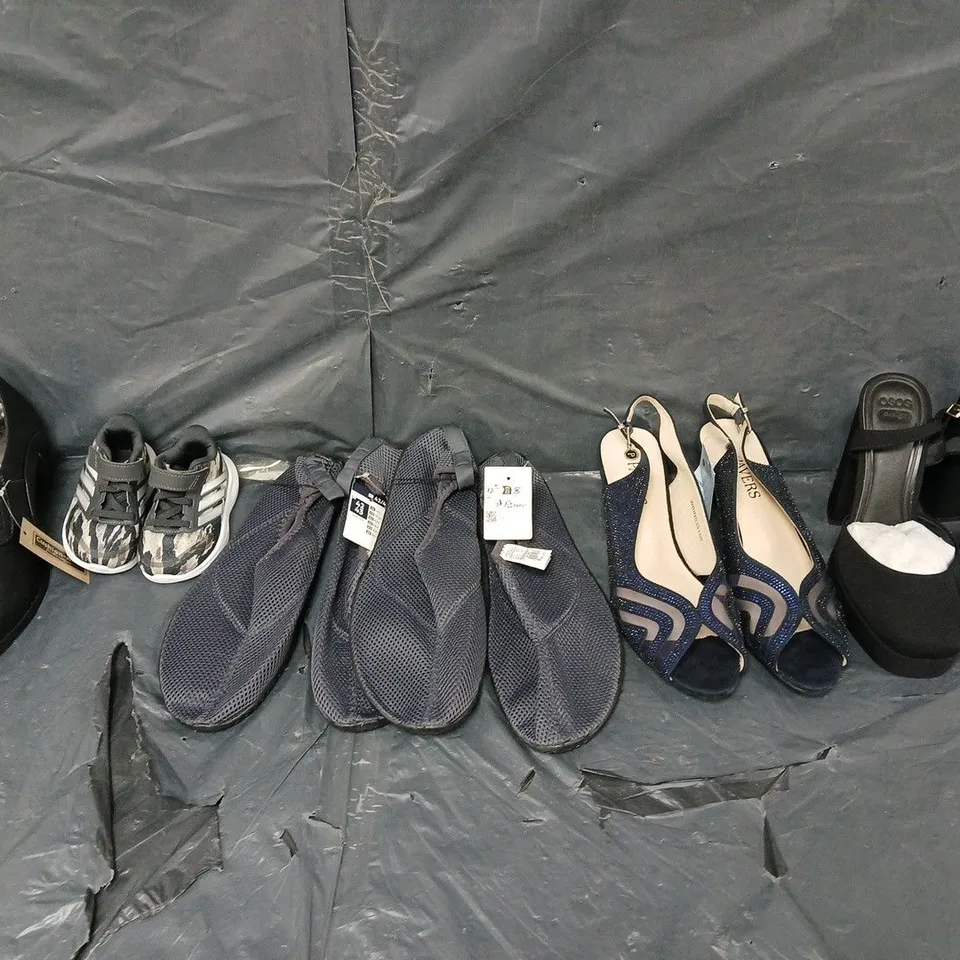BOX OF APPROXIMATELY 12 PAIRS OF UNBOXED ASSORTED SHOES IN VARIOUS COLOUR, STYLES AND SIZES