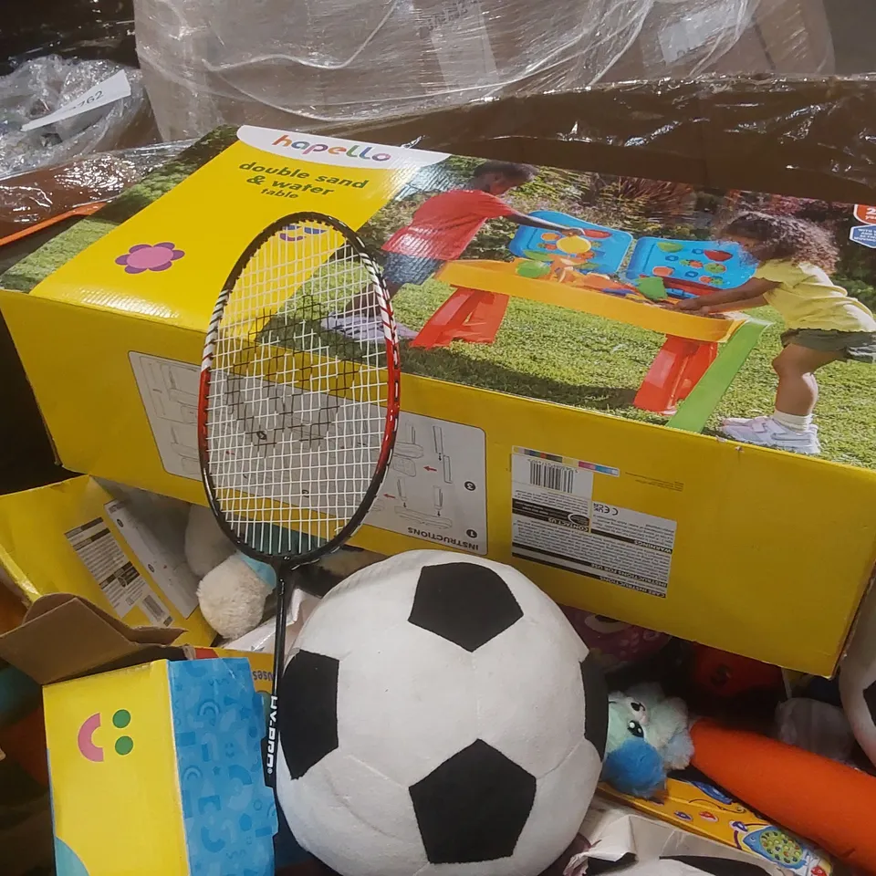 PALLET CONTAINING A VERY LARGE QUANTITY OF ASSORTED TOYS INCLUDING: DOUBLE SAND & WATER TABLE, BLUEY BUBBLE MACHINE, SOFT TOY FOOTBALLS, BADMINTON RACKET ECT