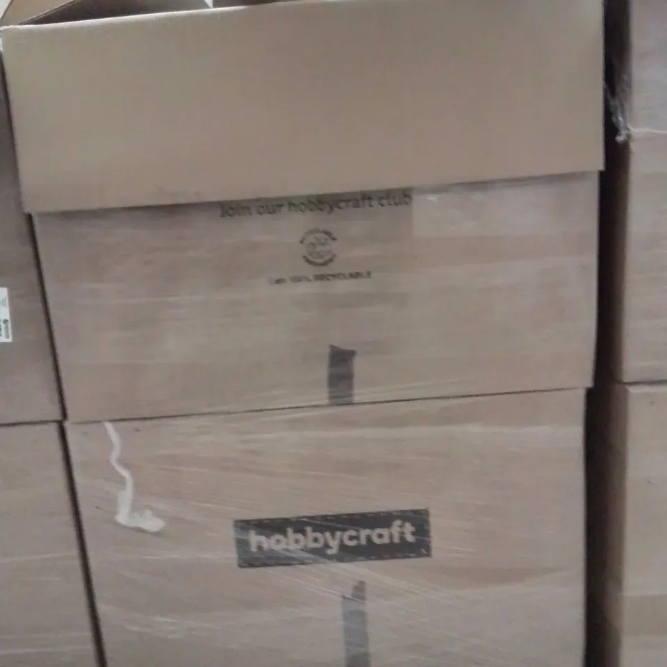 PALLET CONTAINING A LARGE QUANTITY OF ASSORTED CHRISTMAS DECORATIONS AND PRODUCTS TO INCLUDE;CHRISTMAS WREATH,PINECONE,WOODEN CHRISTMAS BOX