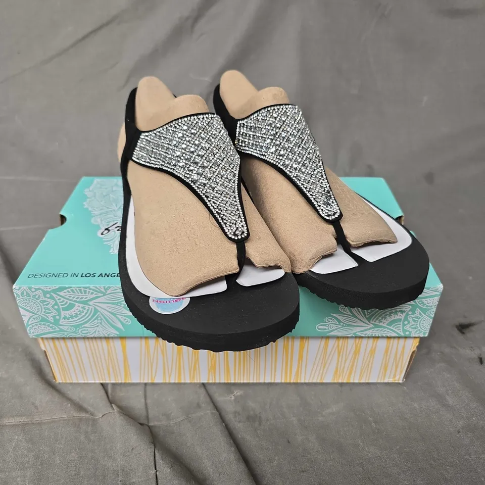 BOXED PAIR OF SKECHERS ROCKSTAR SANDALS - 8