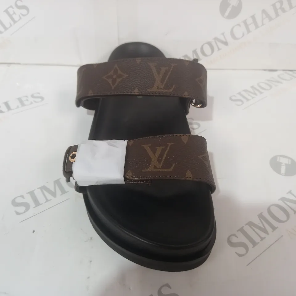 PAIR OF LOUIS VUITTON OPEN TOE SANDALS IN COFFEE/BLACK EU SIZE 37