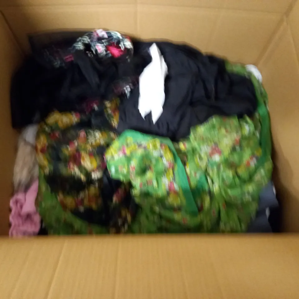 LARGE QUANTITY OF ASSORTED CLOTHING ITEMS TO INCLUDE KAREN MILLEN, MOTEL AND H&M