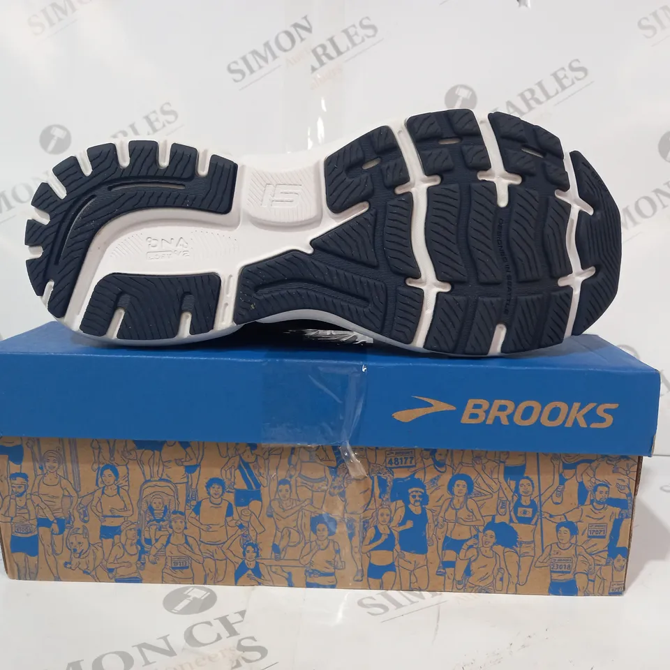 BOXED PAIR OF BROOKS GHOST TRAINERS IN NAVY/ORANGE/WHITE UK SIZE 8