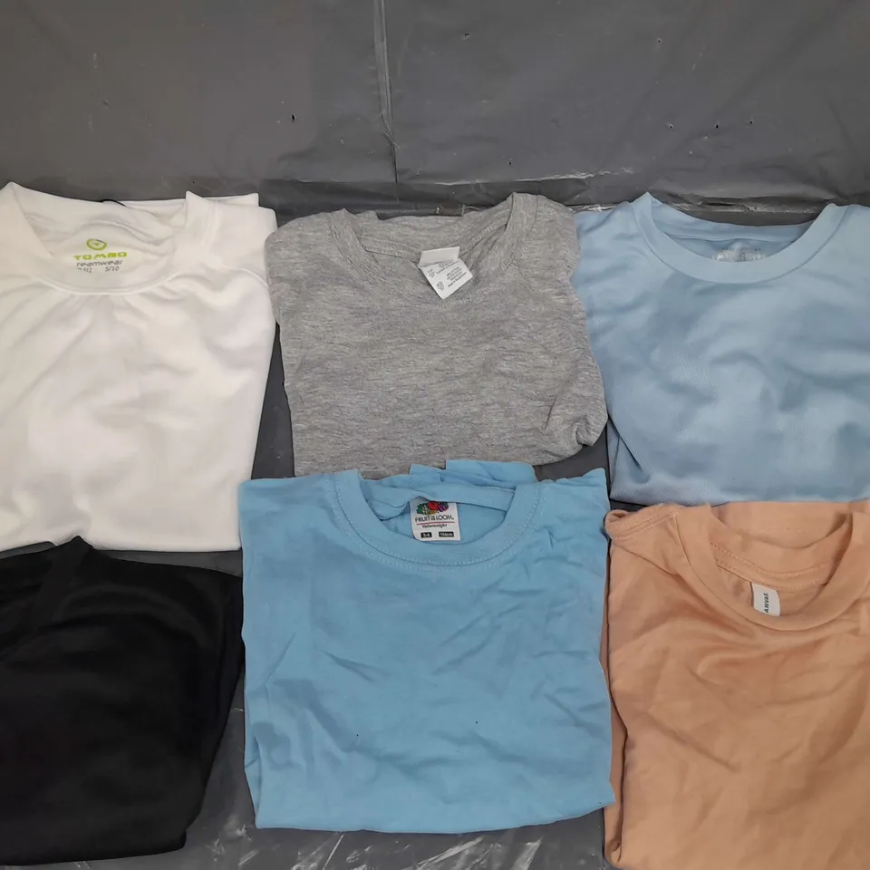 LOT OF APPROX 20 CLOTHING ITEMS , TO INCLUDE FRUIT OF THE LOOM TOP , T-SHIRTS , ETC
