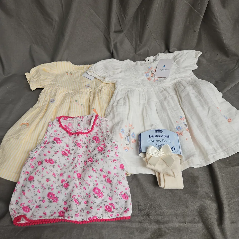 LOT OF 4 ASSORTED KIDS CLOTHING ITEMS IN VARIOUS SIZES TO INCLUDE - DRESSES - TIGHTS - TOP