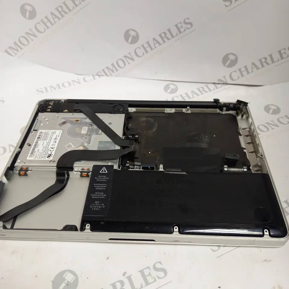 BOX OF APPROX 20 INDIVIDUAL MAC BOOK SPARE PARTS TO INCLUDE THE BASE, KEYBOARD AND SCREEN.