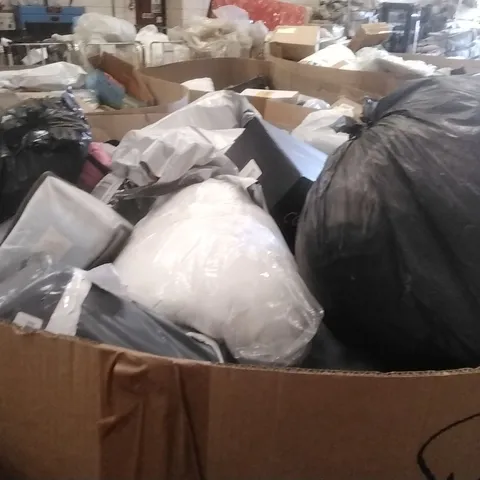 PALLET CONTAINING A LARGE QUANTITY OF PILLOWS