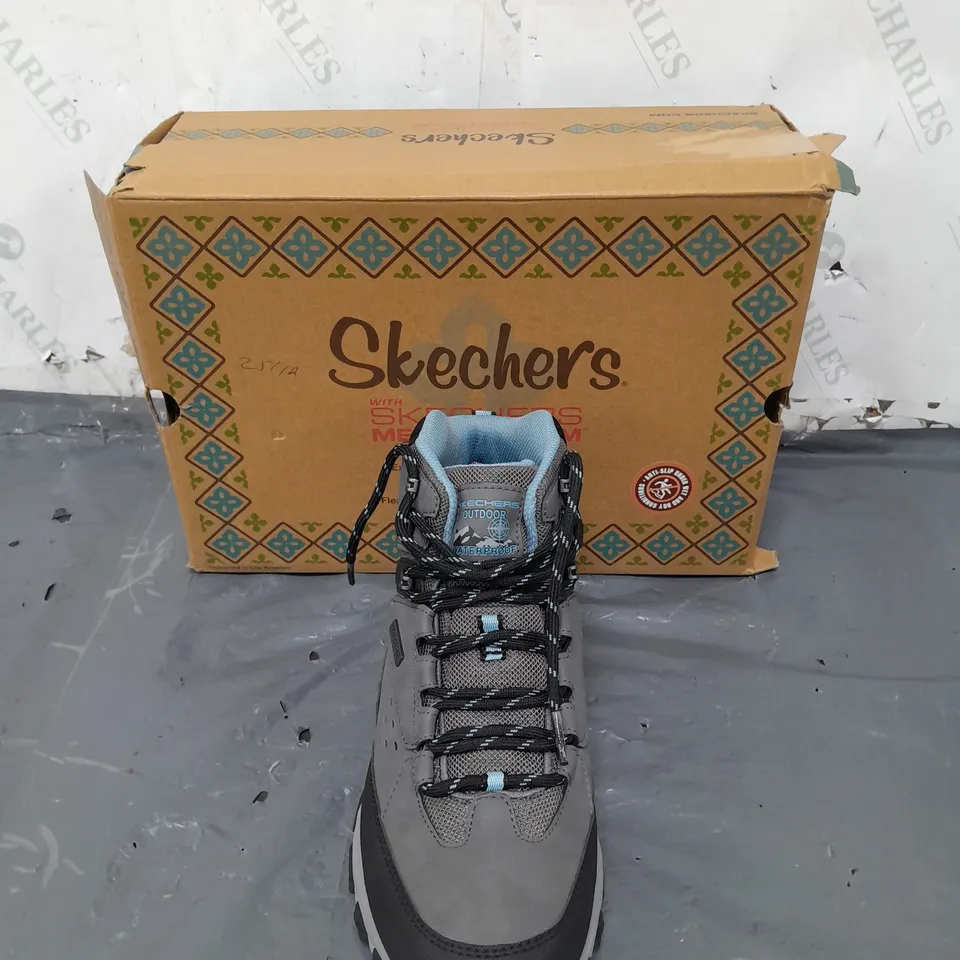 SKETCHERS MEMORY FOAM SIZE 6 GREY/BLUE WALKING BOOTS 