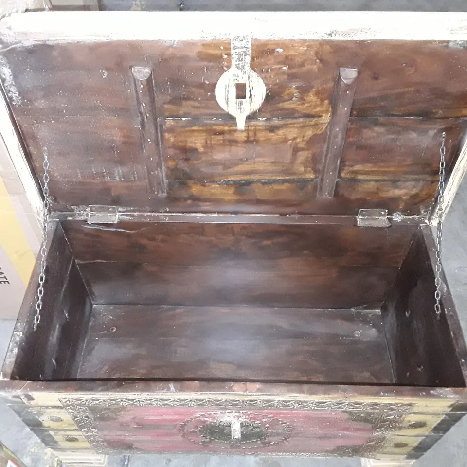 PAINTED WOODEN STORAGE TRUNK 