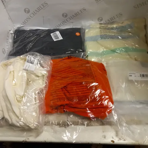 LOT OF APPROX 15 ASSORTED CLOTHES TO INCLUDE SHIRTS, JUMPERS, SOCKS ETC