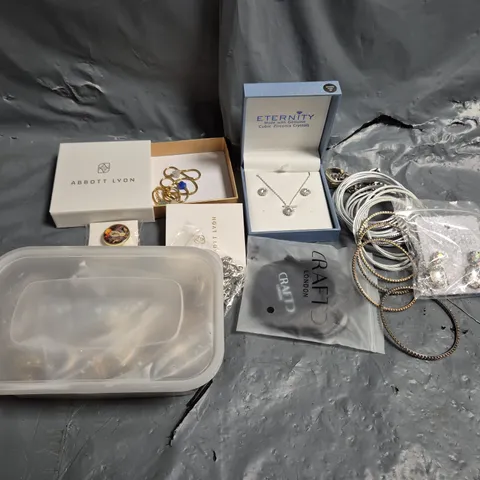APPROXIMATELY 20 ASSORTED JEWELLERY & ACCESSORY ITEMS TO INCLUDE ETERNITY NECKLACE AND EARRINGS, ABBOTT LYON, BRACELETS, ETC