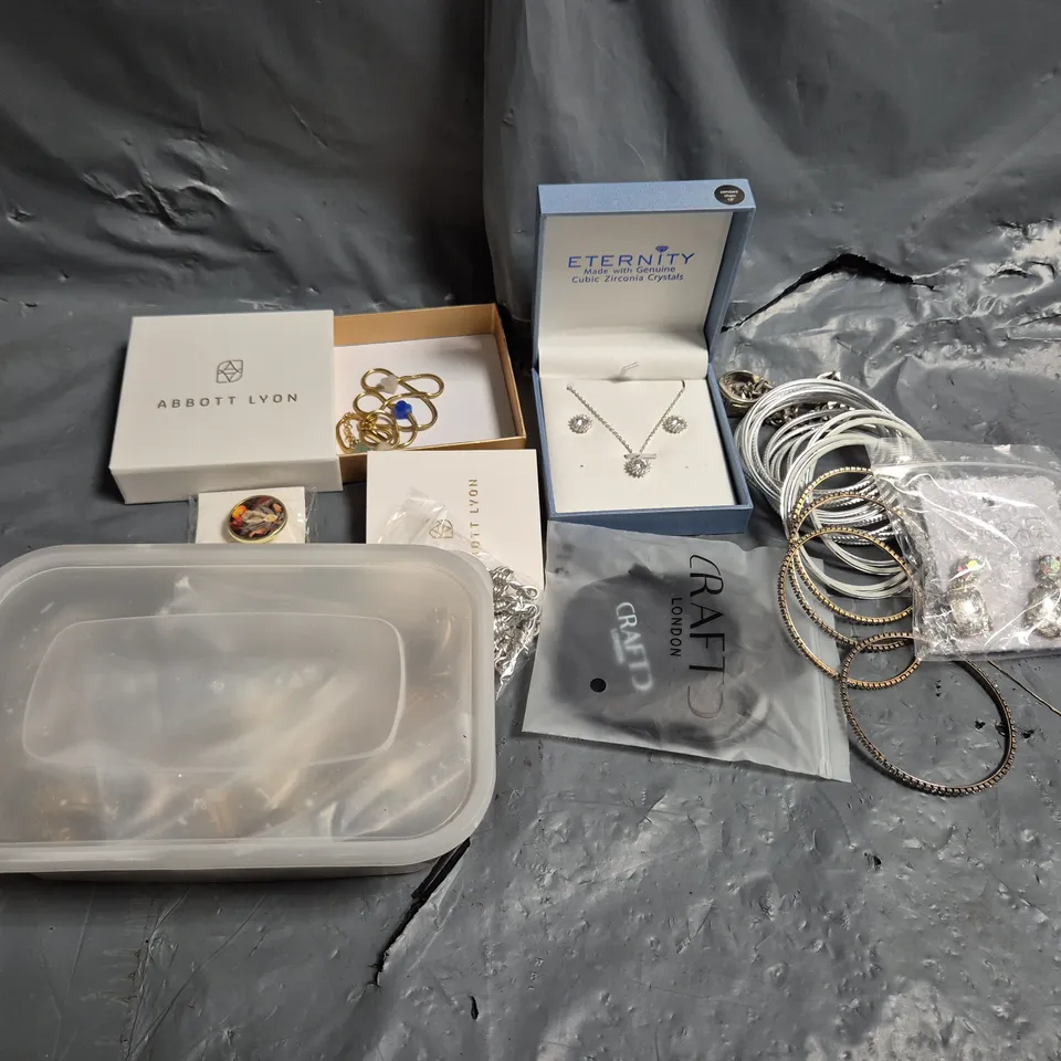 APPROXIMATELY 20 ASSORTED JEWELLERY & ACCESSORY ITEMS TO INCLUDE ETERNITY NECKLACE AND EARRINGS, ABBOTT LYON, BRACELETS, ETC