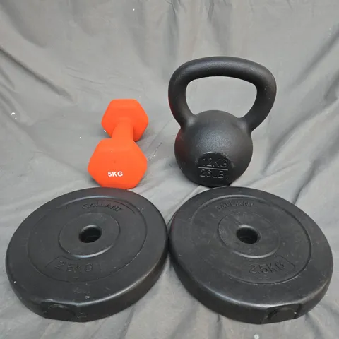 X4 ASSORTED FITNESS WEIGHTS TO INCLUDE - 5KG DUMBBELL - 12KG KETTLEBELL - 2.5KG PLATE - COLLECTION ONLY