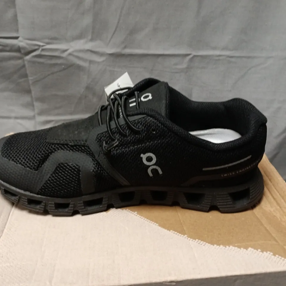 ON CLOUD RUNNING TRAINERS IN BLACK - UK 4