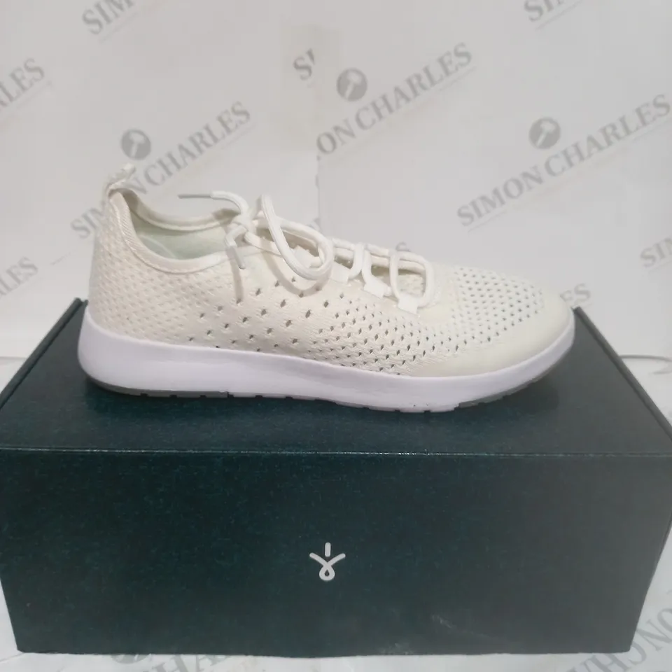 BOXED PAIR OF EMU MIKI MACHINE WASHABLE TRAINER - SIZE 6