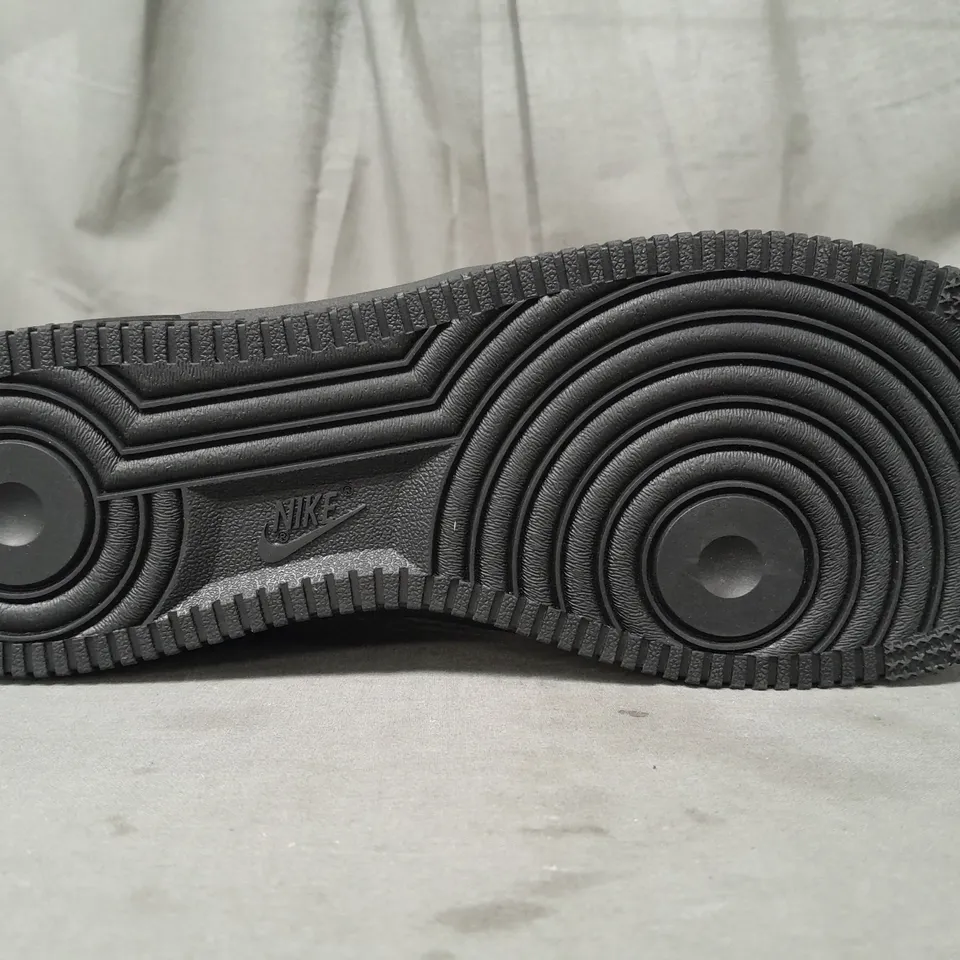 BOXED PAIR OF NIKE AIR FORCE 1 '07 LOW SHOES IN BLACK UK SIZE 8.5