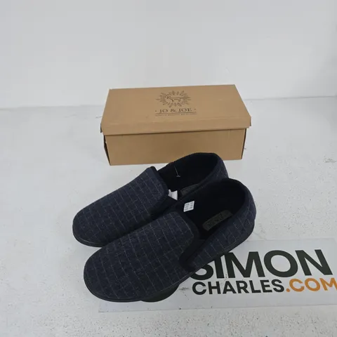 JO & JOE WIDE FIT SLIPPERS – NAVY FABRIC, SLIP-ON SIZE 11