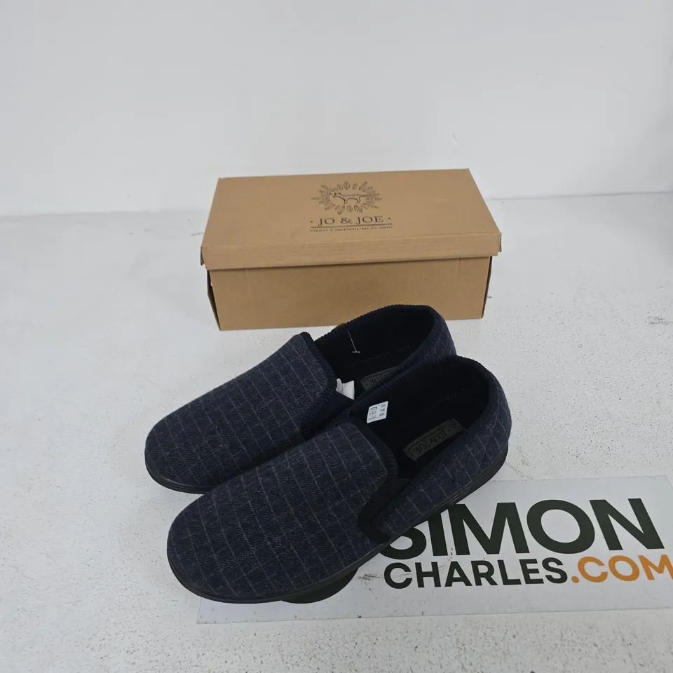 JO & JOE WIDE FIT SLIPPERS – NAVY FABRIC, SLIP-ON SIZE 11