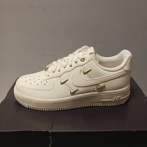 BOXED PAIR OF NIKE AIR FORCE 1 TRAINERS, WHITE/GOLD - UK SIZE 5