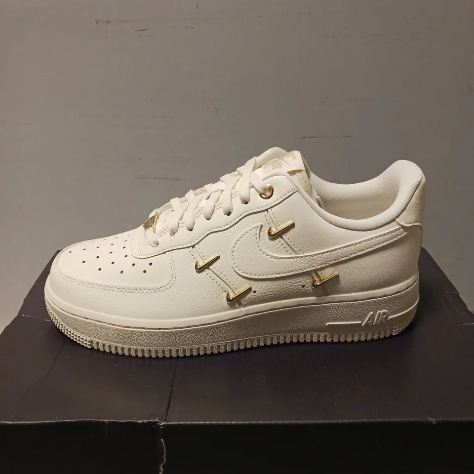 BOXED PAIR OF NIKE AIR FORCE 1 TRAINERS, WHITE/GOLD - UK SIZE 5