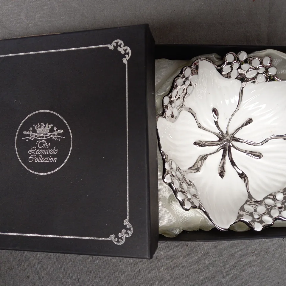 THE LEONARDO COLLECTION LP28676 DECORATIVE DISH IN WHITE/METALLIC SILVER