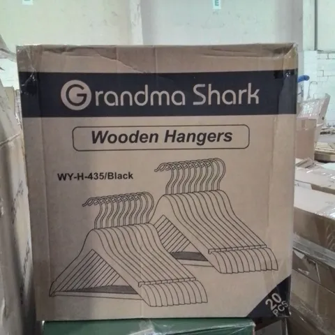 BOXED GRANDMA SHARK 20PCS WOODEN HANGERS