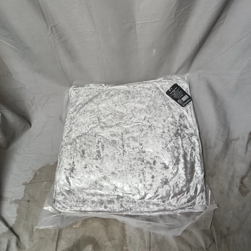 2 x CRUSHED VELVET CUSHION – SILVER, 43 X 43 CM