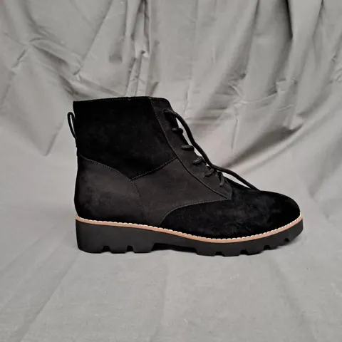 PAIR OF VIONIC LARSON LACE UP BOOTS IN BLACK SIZE 6