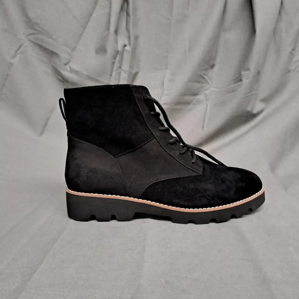 PAIR OF VIONIC LARSON LACE UP BOOTS IN BLACK SIZE 6