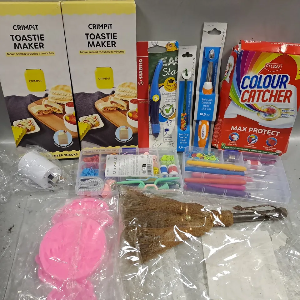 ASSORTED HOUSEHOLD ITEMS TO INCLUDE TOASTIE MAKER, ROLLERBALL PEN, SILICONE LEAF MOULDS, ETC 