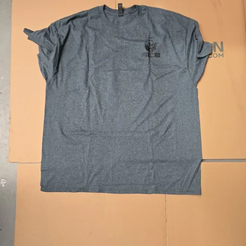 BOX OF APPROXIMATELY 20 ASSORTED CLOTHING ITEMS TO INCLUDE: STRONGMAN SHIRT AND GREY SHIRT