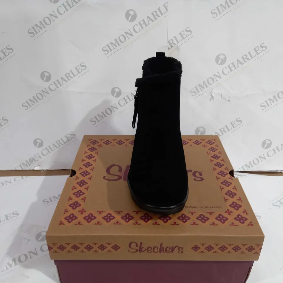 BOXED PAIR OF SKECHERS BLACK ZIP UP BLACK BOOTS SIZE 6