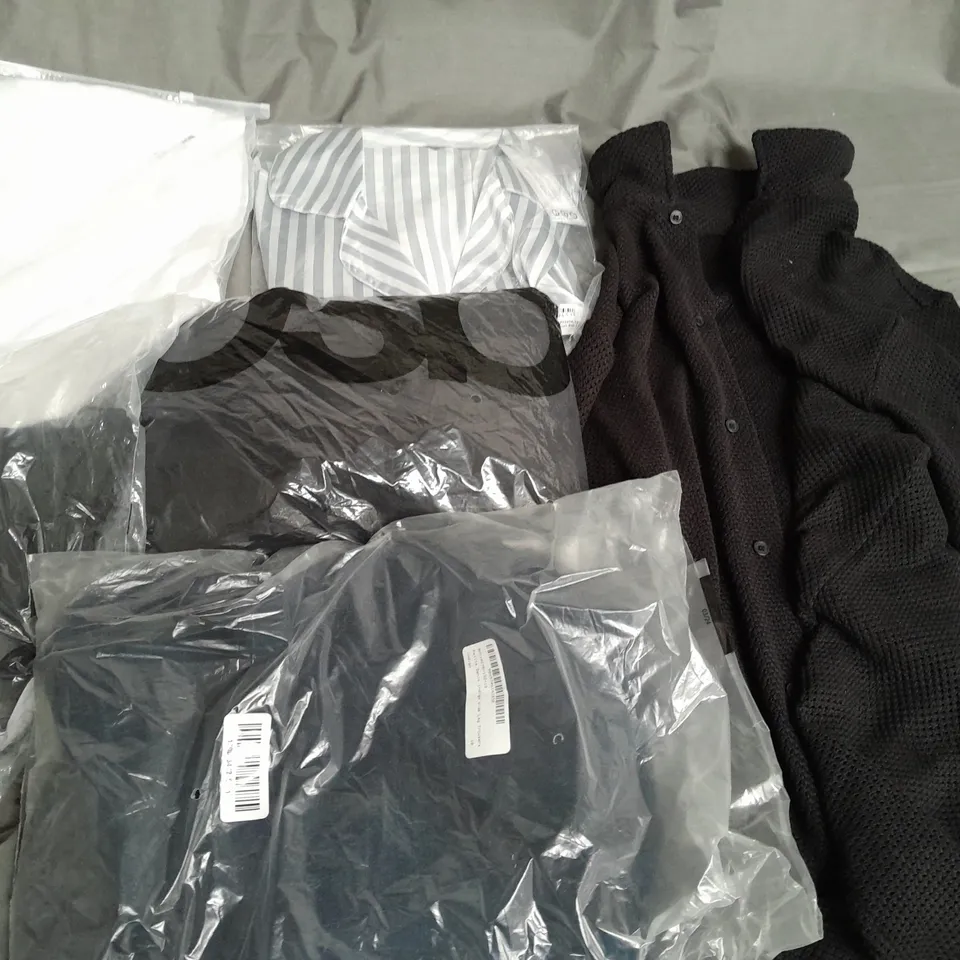 BOX OF APPROXIMATELY 25 ASSORTED CLOTHING ITEMS TO INCLUDE - T-SHIRT , TROUSERS, CARDIGANS, ETC