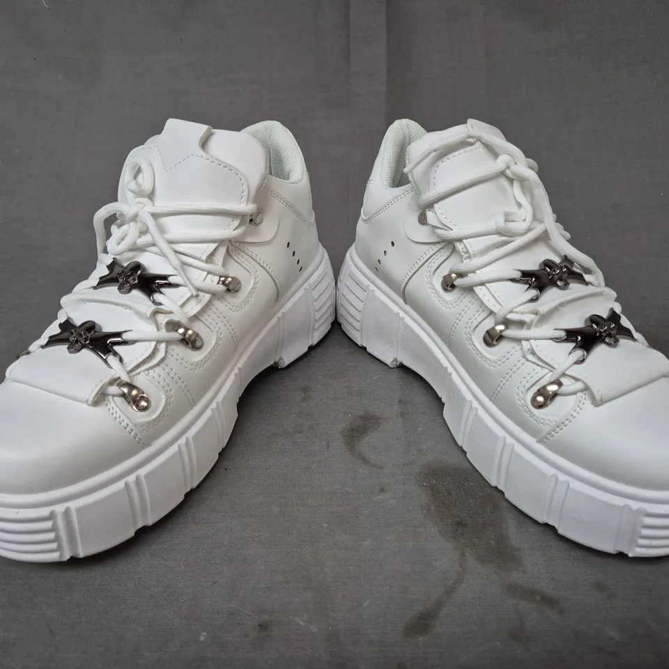 BOXED PAIR OF KOI BANSHEE WHITE BOOTS UK 3