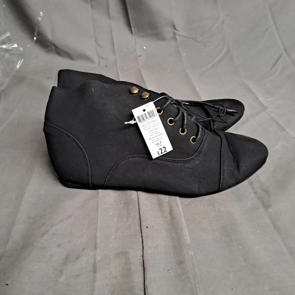 BOXED LOT OF APPROX. 25 PAIRS OF LADIES BLACK BOOTS. VARIOUS SIZES