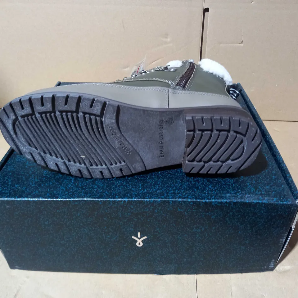 BOXED PAUR OF EMU OKAB FAUX LEATHER BOOTS IN DARK OLIVE UK SIZE 5