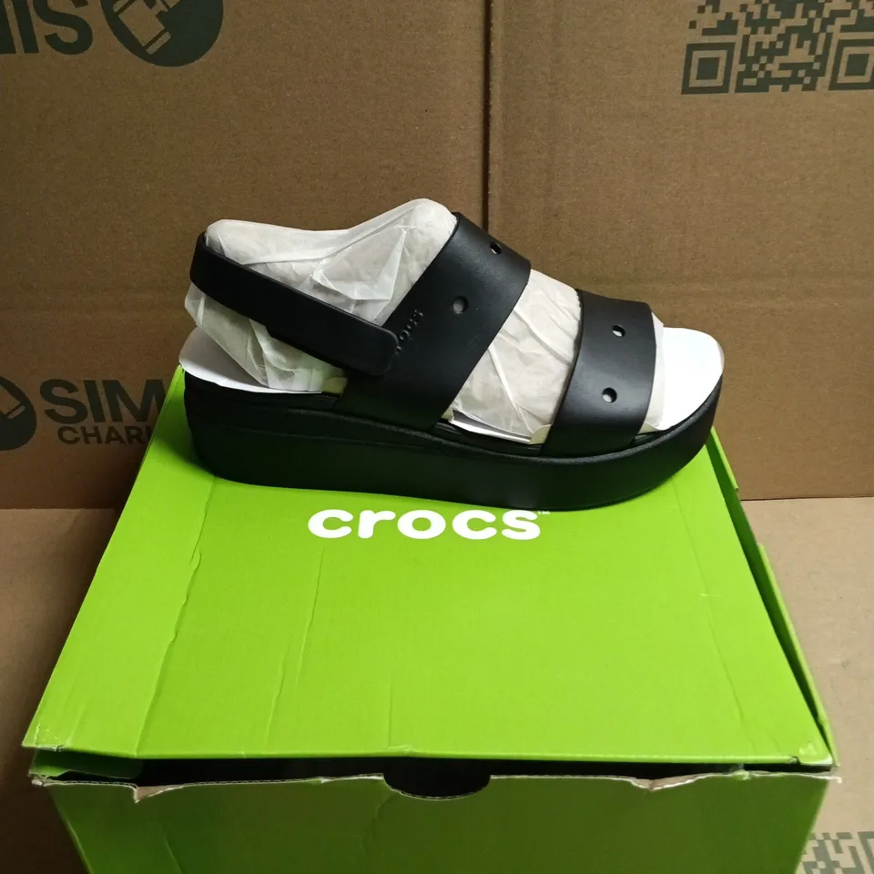 BOXED PAIR OF CROCS BROOKLYN 4U WEDGE SANDALS - 9