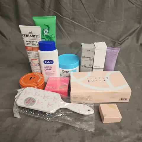 APPROXIMATELY 20 ASSORTED HEALTH & BEAUTY PRODUCTS TO INCLUDE - AKT DEODORANT BALM - CERAVE SMOOTHING CREAM - CURLSMITH IN-SHOWER STYLE FIXER - ETC