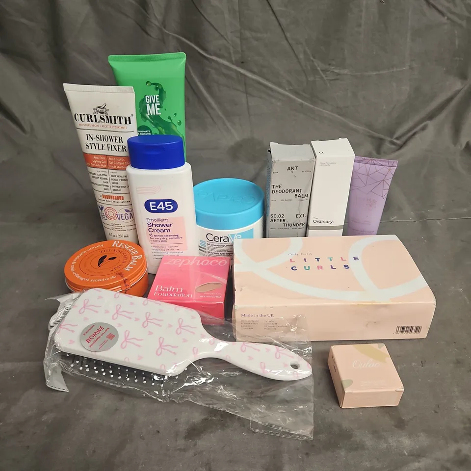 APPROXIMATELY 20 ASSORTED HEALTH & BEAUTY PRODUCTS TO INCLUDE - AKT DEODORANT BALM - CERAVE SMOOTHING CREAM - CURLSMITH IN-SHOWER STYLE FIXER - ETC