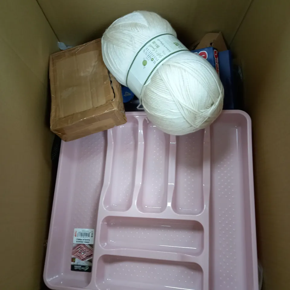 BOX OF APPROXIMATELY 10 ITEMS TO INCLUDE GOLF BALLS, SCISSORS, YARN ETC