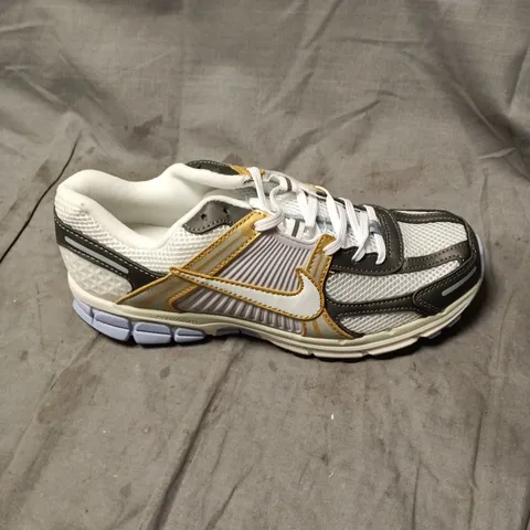 NIKE VOMERO 5 TRAINERS SIZE 9