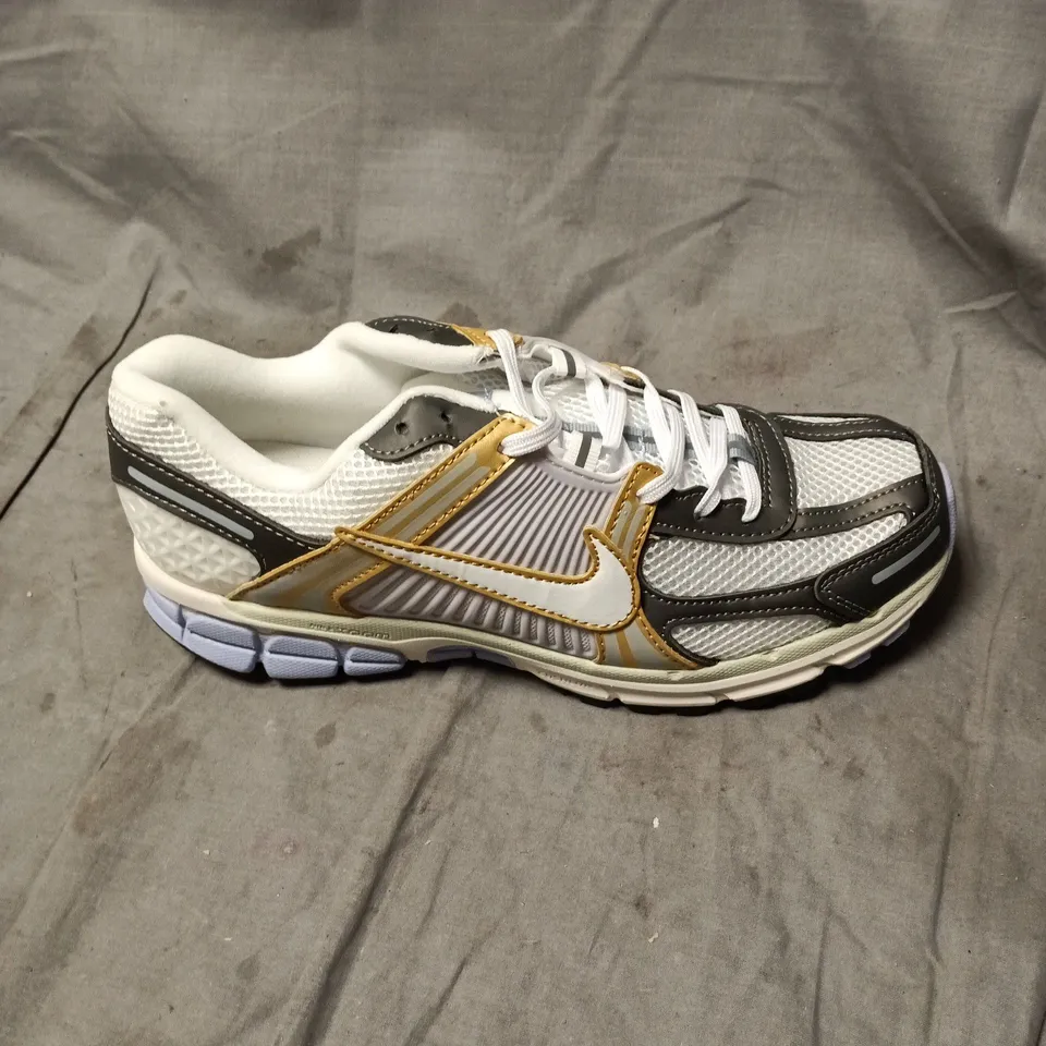 NIKE VOMERO 5 TRAINERS SIZE 9