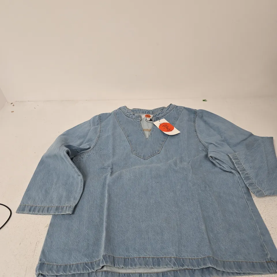 BOX OF APPROXIMATELY 20 ASSORTED ITEMS TO INCLUDE: &MAISI DENIM BLOUSE