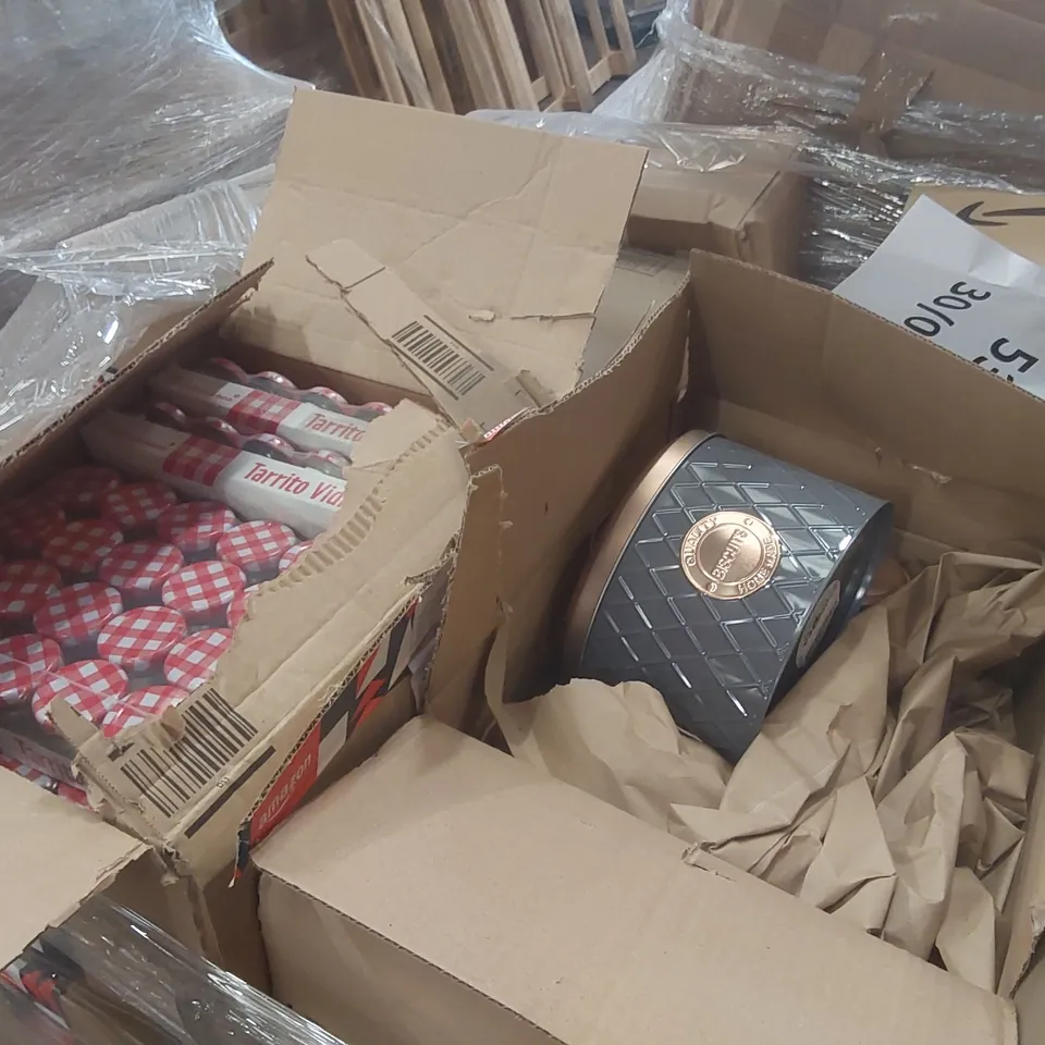 PALLET TO CONTAINING A VERY LARGE QUANTITY OF ASSORTED ITEMS INCLUDING: GLASS CARAFE, ORGANIZADORS, GLASS JARS, BISCUIT TINS ECT