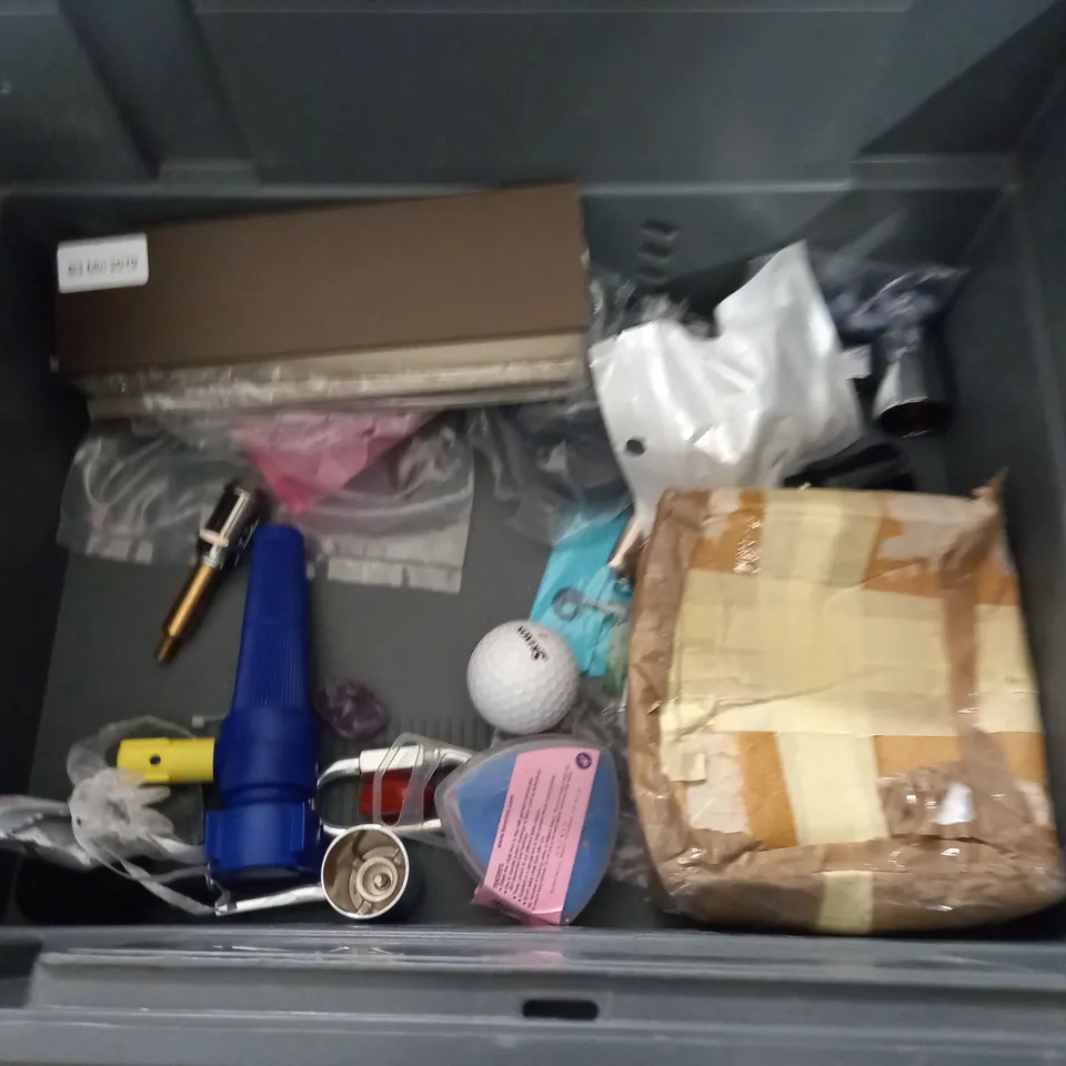 CRATE OF ASSORTED FITTINGS AND FIXTURE ITEMS TO INCLUDE SCREWS AND HINDGES