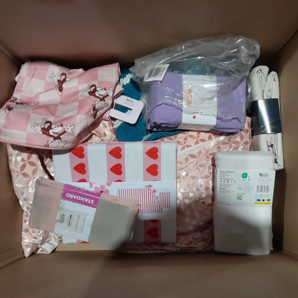 BOX OF APPROXIMATELY 10 ASSORTED BEDDING AND SOFT FURNISHING ITEMS TO INCLUDE - THROW PILLOW - DUVET SETS - BATH MATS ETC. 