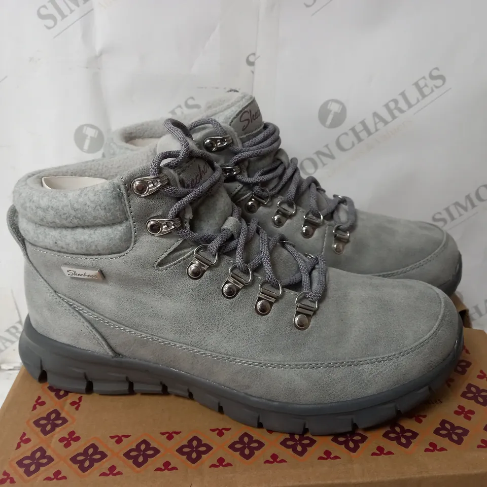 BOXED SKECHERS SYNERGY WARM TECH BOOTS, GREY - SIZE 5.5