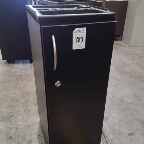 BLACK SALON/STYLING TROLLEY 