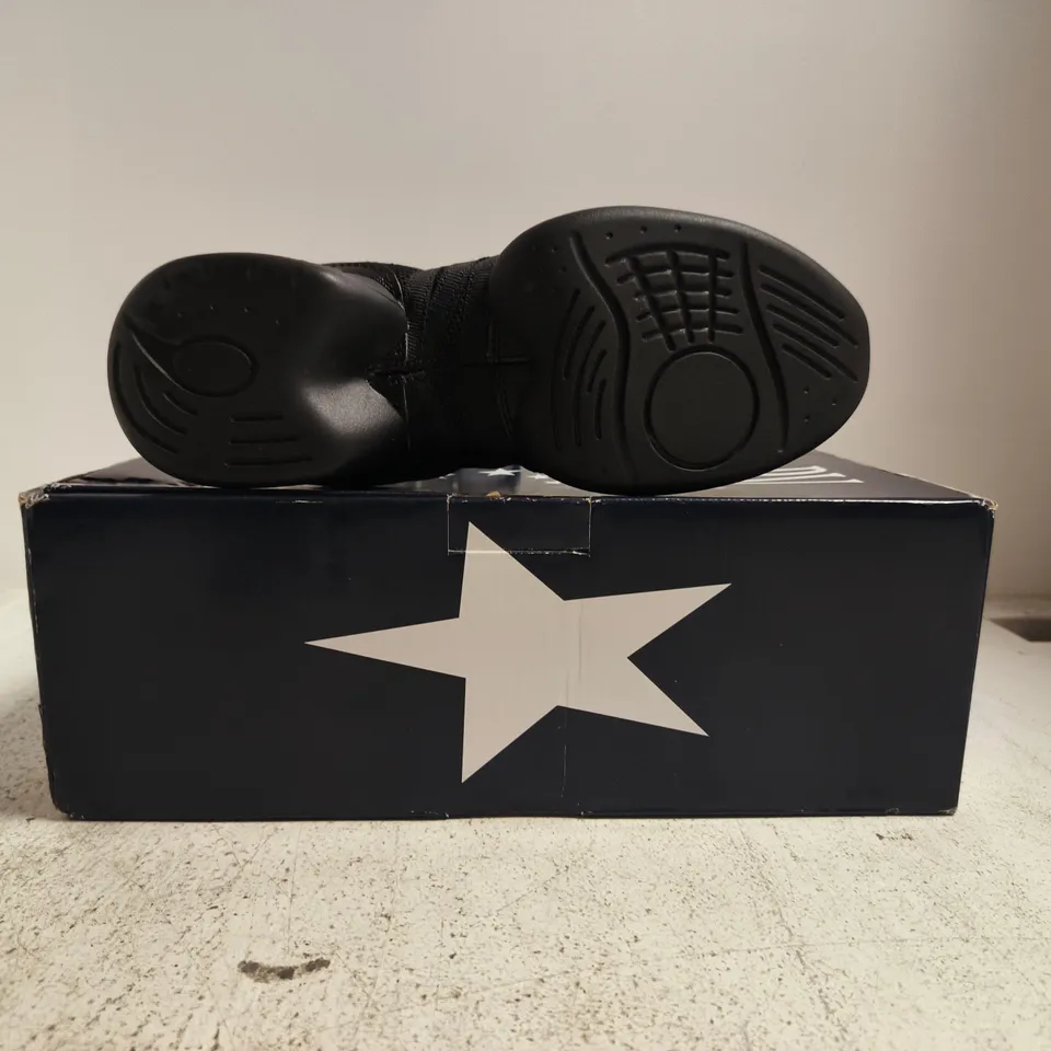 BOXED PAIR OF ROCH VALLEY SHOES IN BLACK SIZE 7.5